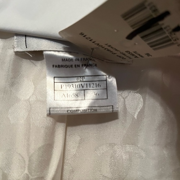 Chanel 02P white summer transitional jacket with pearl buttons size 36. NWTs - Picture 11 of 12